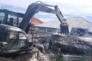 TNI bantu robohkan rumah korban gempa di Mamuju
