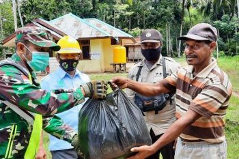 Babinsa Boven Digoel dampingi pembagian masker warga cegah COVID-19