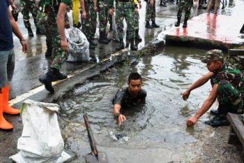 Babinsa Kodim Jayawijaya bersihkan saluran drainase