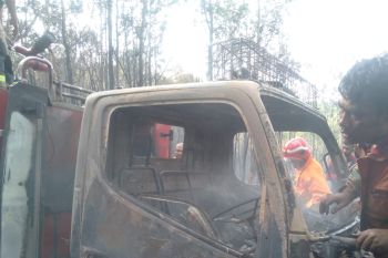 Mobil damkar terbakar saat padamkan karhutla di Tanjungpinang