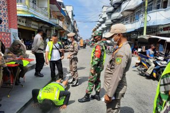 Melanggar prokes, warga Meranti ini disuruh push up
