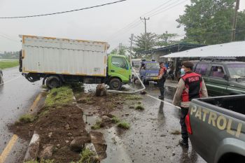Jalan licin, truk boks tabrak pembatas jalan di Praya