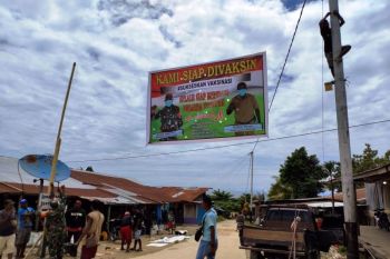 Babinsa Koramil Yaptim pasang spanduk "Kami Siap Divaksin"
