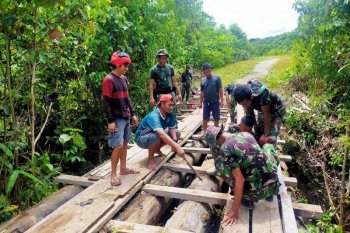 Satgas TNI bersama warga perbaiki jembatan rusak di perbatasan RI-PNG