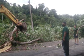 Cuaca buruk di Lampung, polisi ingatkan pengendara berhati-hati