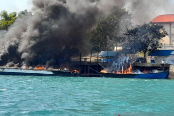 Barang bukti ikut terbakar dalam kebakaran kapal  di dermaga Bea Cukai Batam