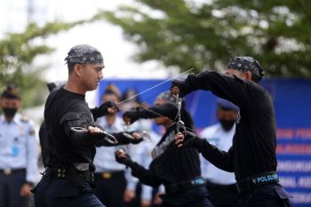 Atraksi bela diri menggunakan borgol