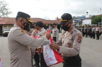 Polisi mulai salurkan bantuan sembako presiden untuk warga Sumba