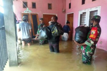 Personel TNI membantu warga BTN Sentani terdampak banjir