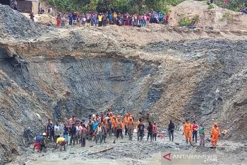 TNI- Polri masih lakukan pertolongan korban tertimbun di Parigi