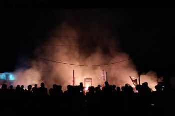 Si jago merah lalap bangunan lapak warga Maluk Sumbawa Barat (Video)