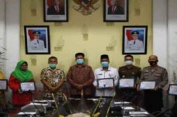 Bupati Pessel serahkan piagam Peduli Penyiaran