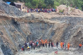 Tim SAR dan warga gotong royong cari korban timbunan tambang emas ilegal