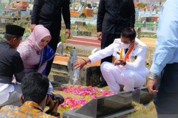 Bupati Bintan  diinfokan ditangkap padahal sedang ziarah makam ibunya