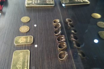 Harga emas terpuruk lagi 15,1 dolar, berada di level terendah sembilan bulan