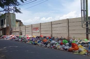 Tumpukan sampah penuhi Jalan Aneka I Dasan Agung Mataram