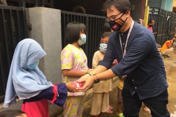 Korban banjir Bekasi dapat bantuan dari perusahaan produk susu