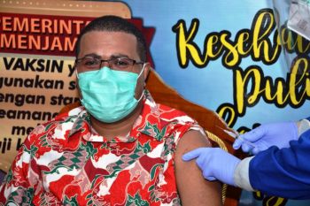 Bupati Biak Numfor bersama Pangkoopsau III disuntik vaksin COVID-19