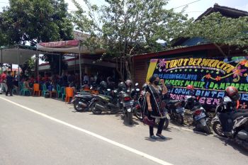 Pemuda Batak atur lalu lintas di rumah duka korban penembakan oknum polisi