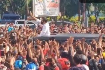 Kerumunan warga di Maumere NTT merupakan reaksi spontan