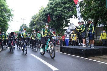 Gowes sinergi &amp; bakti sosial ala TNI Polri NTB