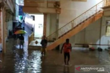 Ratusan rumah di Jember terendam banjir hingga rumah bupati