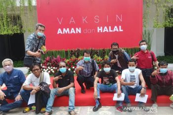 Ratusan wartawan di Surabaya jalani vaksinasi COVID-19