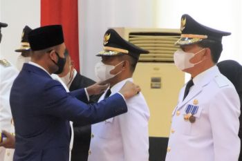 Gubernur lantik lima bupati  hasil pilkada 2020
