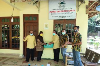 Gugus Tugas Pencegahan COVID-19 Golkar Kulon Progo bagi-bagi sembako