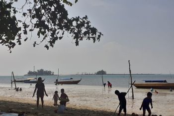 Warga Batam mulai berani ke pantai karena kasus COVID-19 menurun