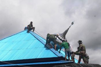 Satgas Pamtas Yonif 312/KH bantu pasang kubah mushala di perbatasan
