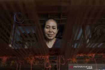 KPP Mataram Barat membantu IKM tenun eksis selama pandemi COVID-19