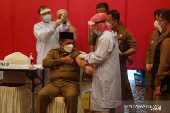 Gubernur Kepri  yang pertama disuntik vaksin Sinovac dosis kedua