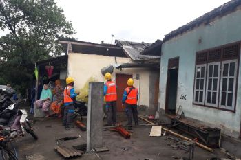 Puluhan rumah warga di dua desa Suela Lotim rusak parah diterjang angin puting beliung