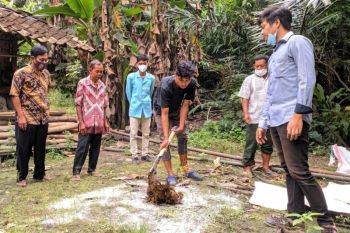 Mahasiswa UNS latih warga Karanganyar olah pupuk organik