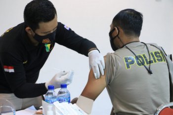 Seratusan anggota Polda DIY menjalani vaksinasi COVID-19