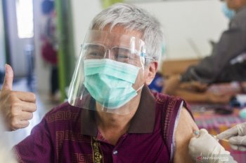 Lansia perlu jarak 28 hari vaksin kedua untuk antibodi terbaik