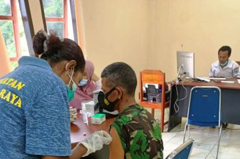 Pejabat Mamberamo Raya mendapat suntikan vaksin COVID-19