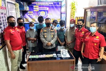 Asyik main judi online di pos pemuda Pemancungan, lima pelaku diciduk polisi