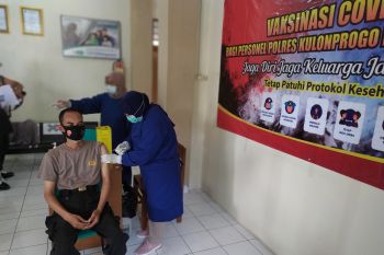 Ratusan personel Polres Kulon Progo menjalani vaksinasi