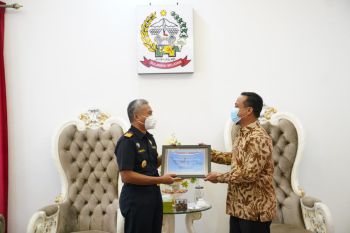 Pemprov Sulsel berikan penghargaan kepada Bea Cukai