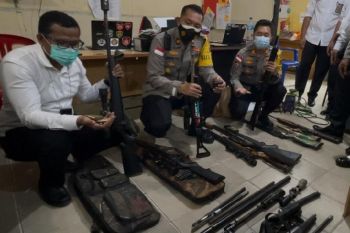 Polisi Merauke kembali amankan empat orang dan dua pucuk senpi
