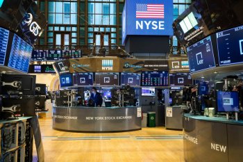 Wall Street ditutup menguat,  Dow tembus 33.000 poin