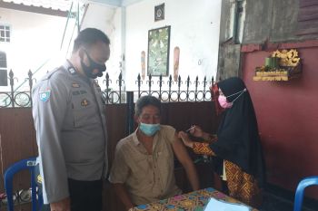 Bhabinkamtibmas Monjok Timur monitor pelaksanaan vaksinasi lansia