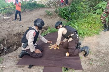 Tim Jibom Subden 3 Gegana Satuan Brimob Sumbawa evakuasi granat di Bawah jembatan Sungai Brang Bara