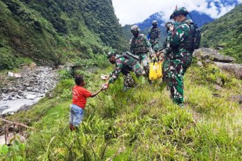 Satgas Yonif 756/WMS bakti sosial kepada warga Banti Tembagapura