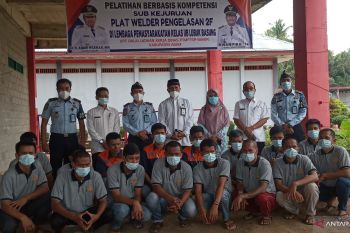 Pemkab Agam latih warga binaan Lapas Lubukbasung cara pengelasan