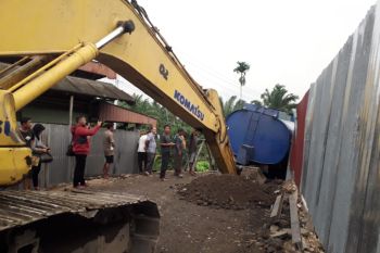 Truk terpuruk, transportasi Padang-Simpang Empat Pasaman Barat putus total