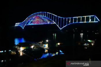 Jembatan Muara Teweh - Jingah diterangi lampu pencahayaan hias