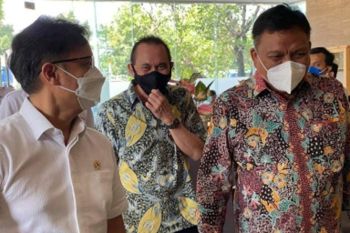 Gubernur Olly dampingi Menkes Budi tinjau vaksinasi massal lansia